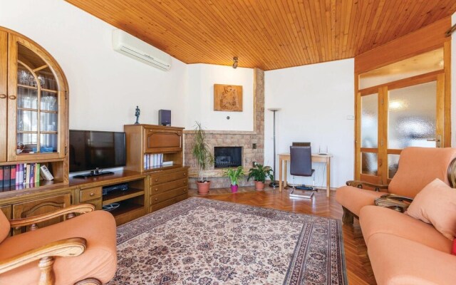 Amazing Home in Duce With Wifi and 2 Bedrooms