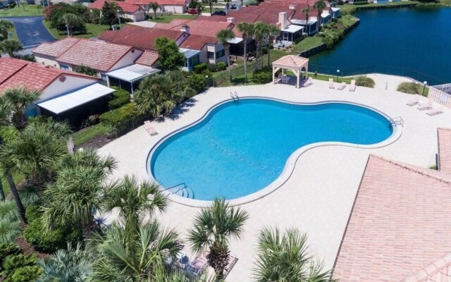 Waterfront vacation home in luxurious resort by Redawning