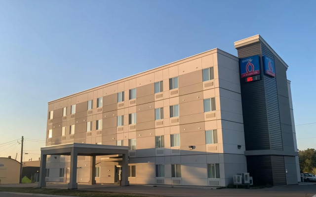 Studio 6-Bruderheim, AB