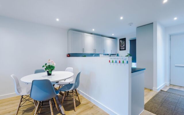Stunning 3-bed House in Salford