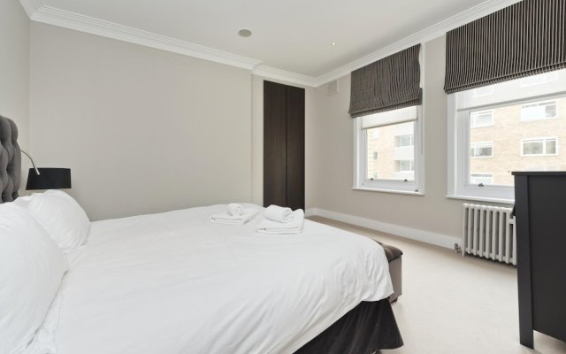 Immaculate two Bedroom Apartment in Chelsea by Underthedoormat