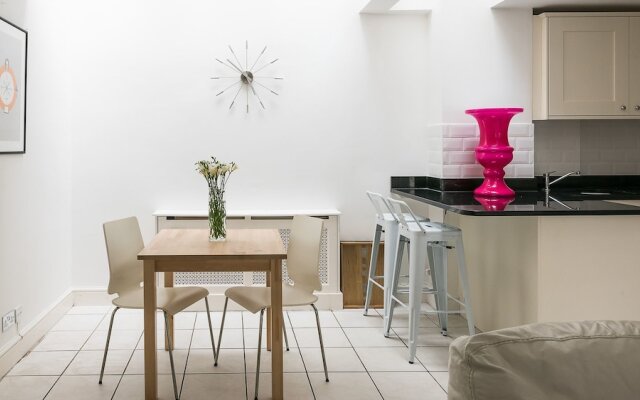 Sleek 2BR Mews House Just Off Portobello Road