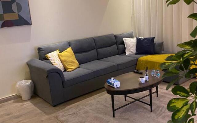 شقه جميله مودرن بغرفه نوم وموقف مجاني وموقع ممتاز