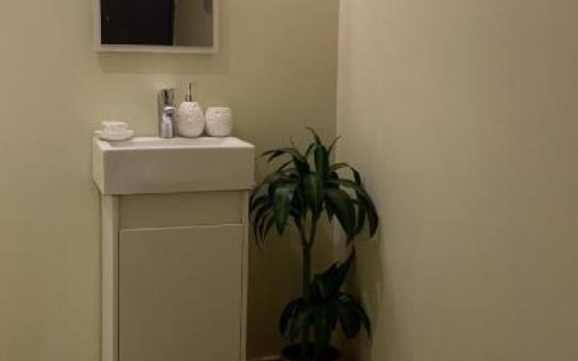 شقه جميله مودرن بغرفه نوم وموقف مجاني وموقع ممتاز