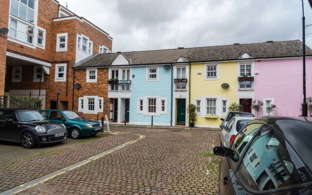 Charming Chiswick Home Near Ravenscourt Park by Underthedoormat