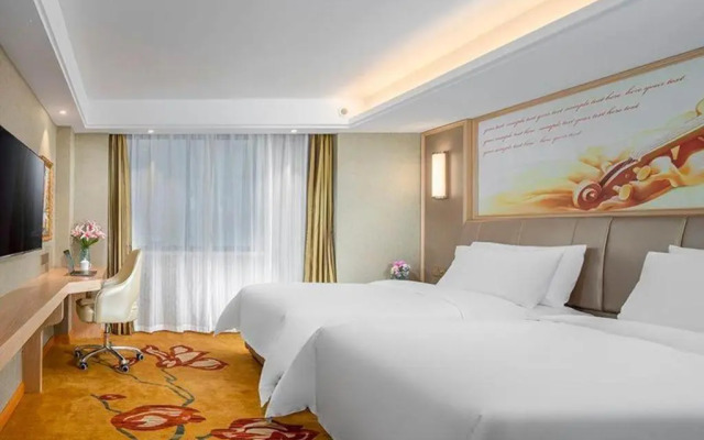 Vienna Hotel (Huainan Railway Station Wuyue Plaza)