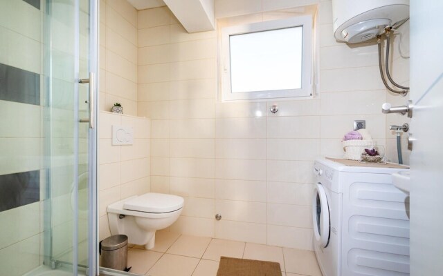 Amazing Home in Novigrad With 5 Bedrooms, Wifi and Outdoor Swimming Pool