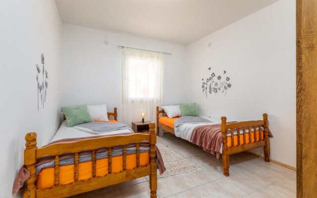 Nice Home in Valbandon with Hot Tub, WiFi & 2 Bedrooms