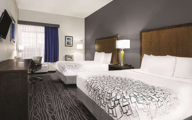 La Quinta Inn & Suites by Wyndham Mercedes Outlet Mall
