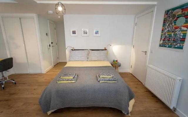 Studio flat with free Parking