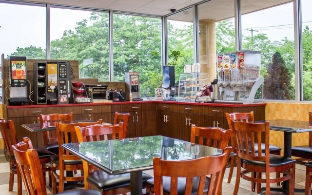 Rodeway Inn Macarthur Airport