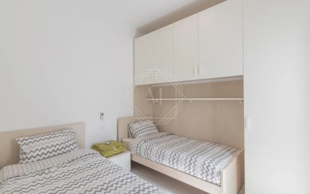 Seafront Penthouse Triplex- Roof Terrace & Hot Tub