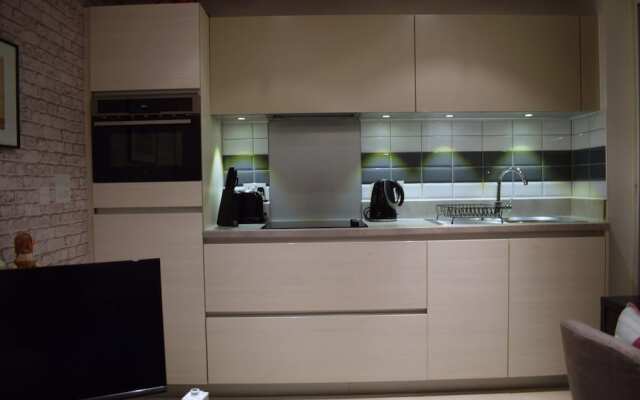 Modern 1 Bedroom Apartment With Balcony