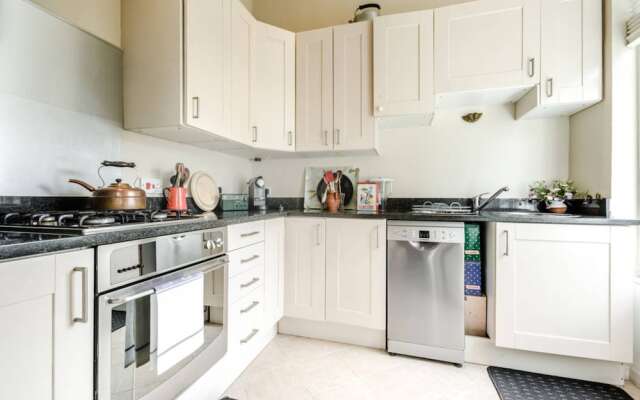 Entire Home: Chic & Cheery 1bed in Shepherd'S Bush