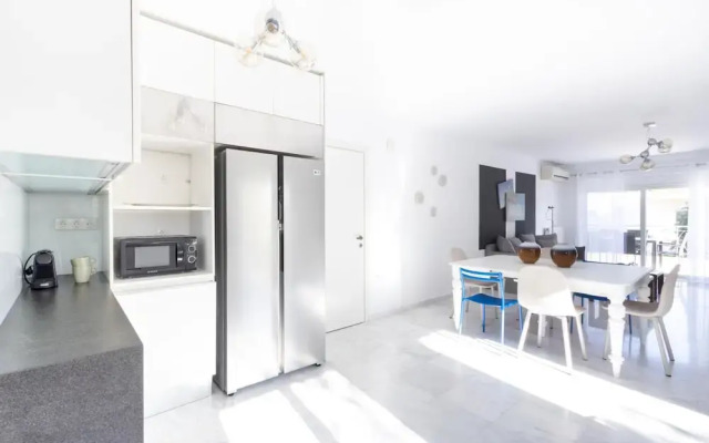 Elegant Coastal Haven Fully Renovated 3-bedroom Apartment