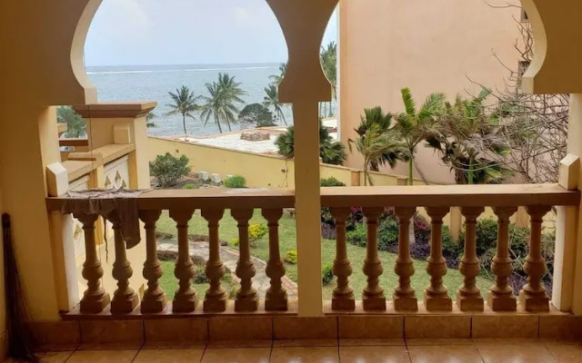 Cool Breeze Beachfront Apartments