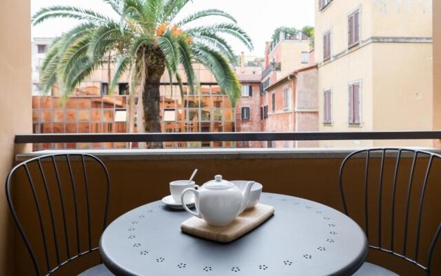 Quiet apartment with balcony at the Trevi Fountain