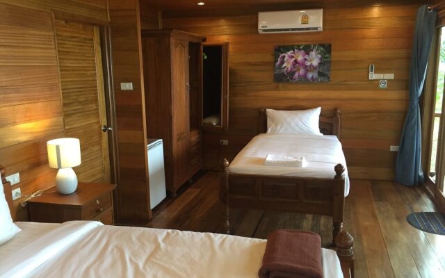 拉廊奥艾简易别墅(Aow Yai Bungalows)