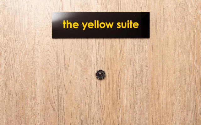 Downtown Luxury Boutique Suites : the yellow suite