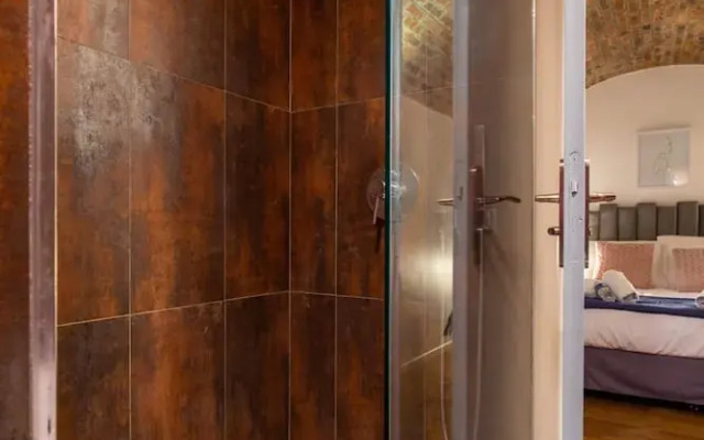 Bright Triplex - 4br/10p - Moulin Rouge