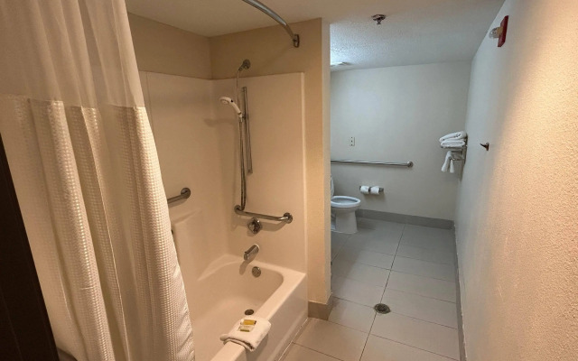 Travelodge by Wyndham Arlington/Dallas Area