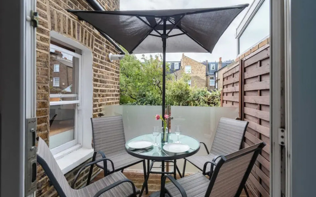 Stylish Fulham Flat With Patio by Underthedoormat