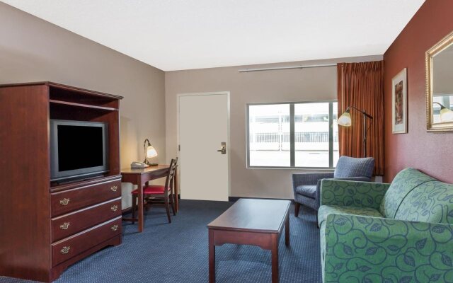 Breeze Inn & Suites