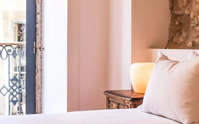 JOIVY Modern classic 1-bed Apt w/ balcony, nearby Avenida da Liberdade