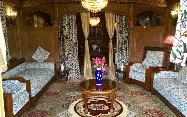 New Sea Palace Houseboats