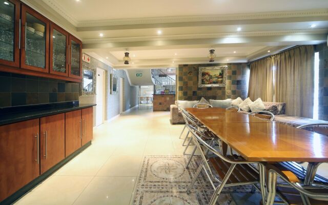 Savoy Lodge Cape Town