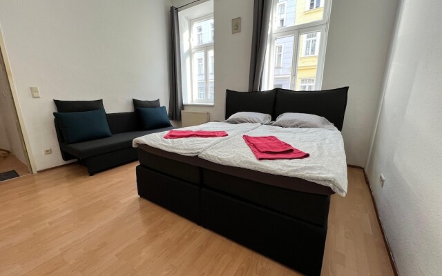 Affordable 3BR shared Apt. near Meidling