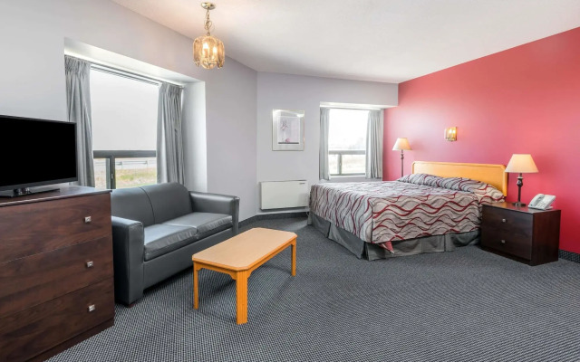 Super 8 Mt Hope Hamilton Intl Arpt ON