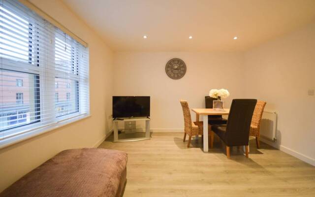 Spacious 2 Bed Flat With Parking In Bedminster