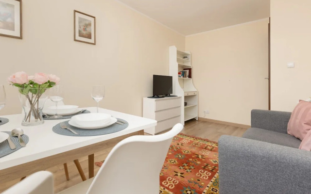 Dickensa Warsaw Apartment by Renters