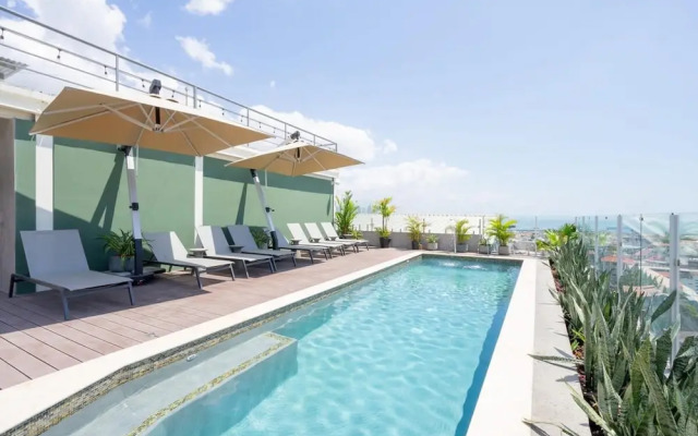 w Exceptional 1BR With Balcony in Casco View