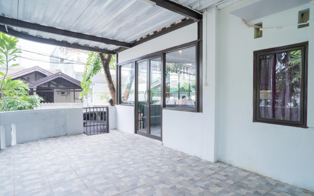 RedDoorz Plus near ITC Cempaka Mas 2