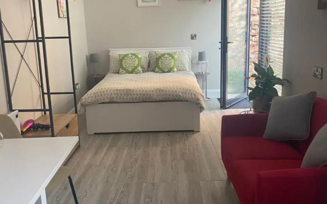 Hugo Mews Bright Studio Apartment
