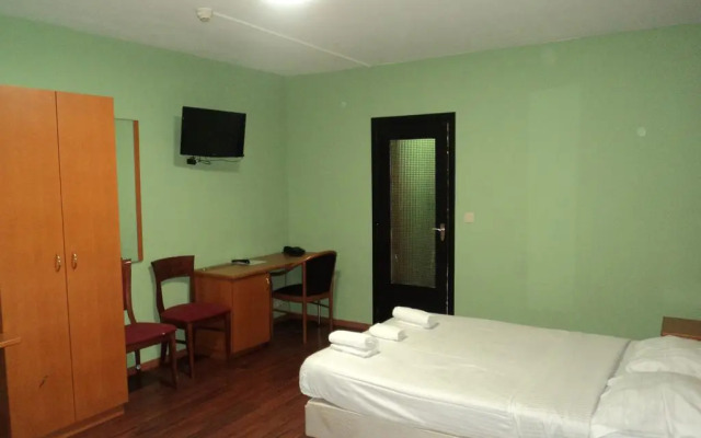 Albert Hotel