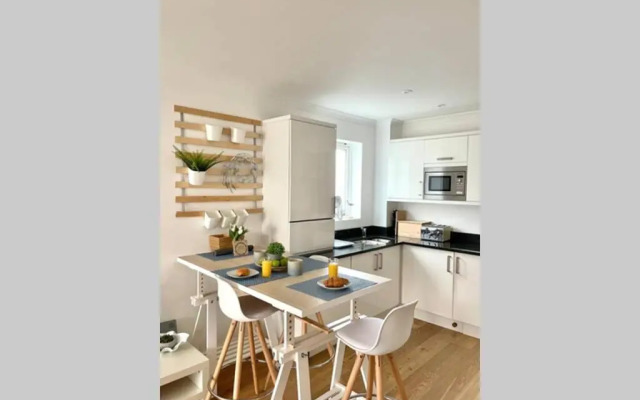 Luna Beach - Luxury Carbis Bay Apartment + Parking
