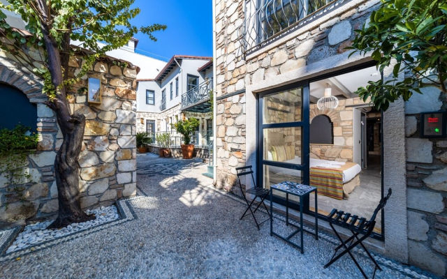 Sweet Studio Flat with Patio SARMAŞIK