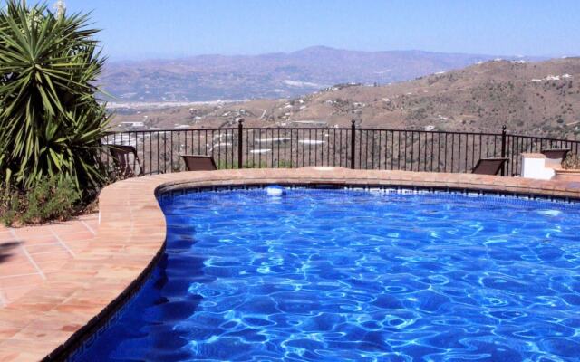 Graceful Villa in Sayalonga with Swimming Pool