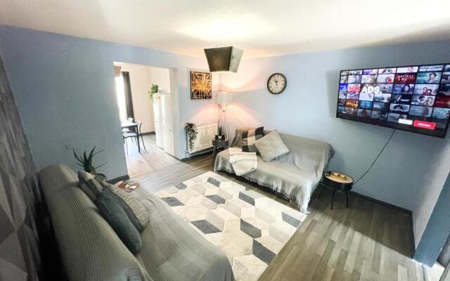 Canterbury Modern 6 Bedroom House with Hot Tub