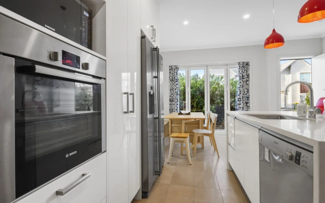 Modern 3BR Family House - Yard & Big TV
