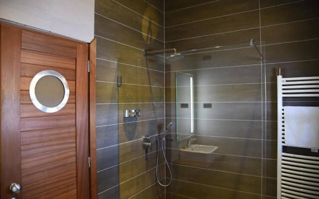 Vogue Apartments Room