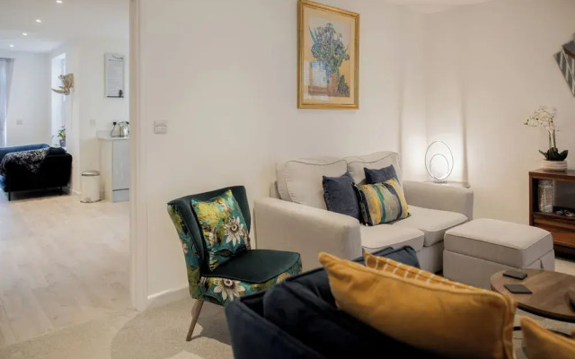 Stunning 2 BD with Patio & Free Parking