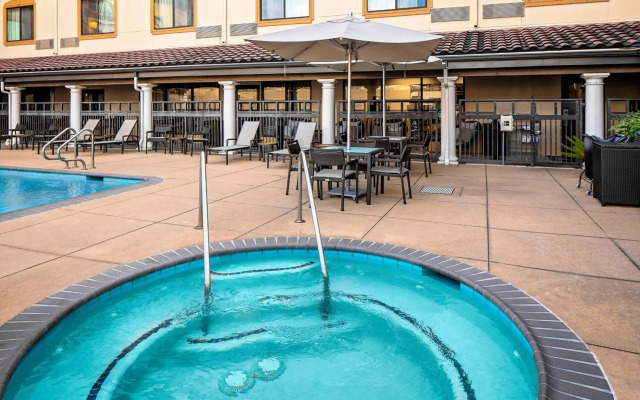 Courtyard by Marriott Houston Rice University