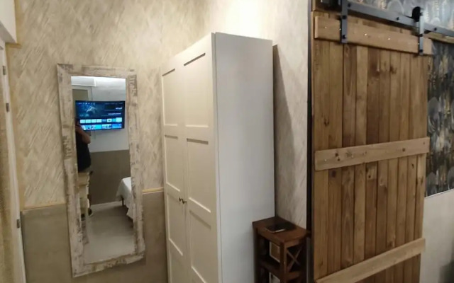House with 9 private rooms