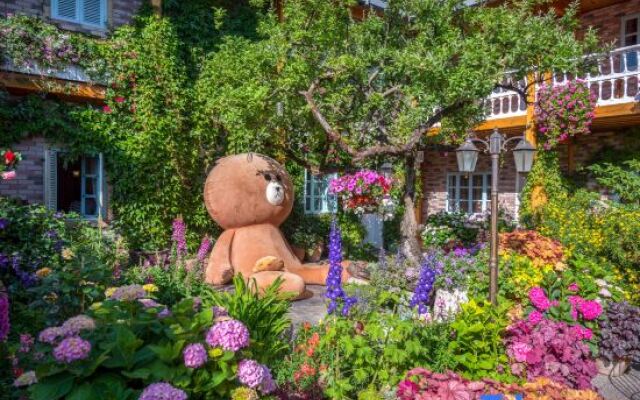 GUANXIN · Half a Mile | Monet Garden Inn Monet Garden