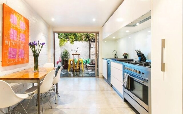 Darling Harbour Modern 2 Bedroom Terrace