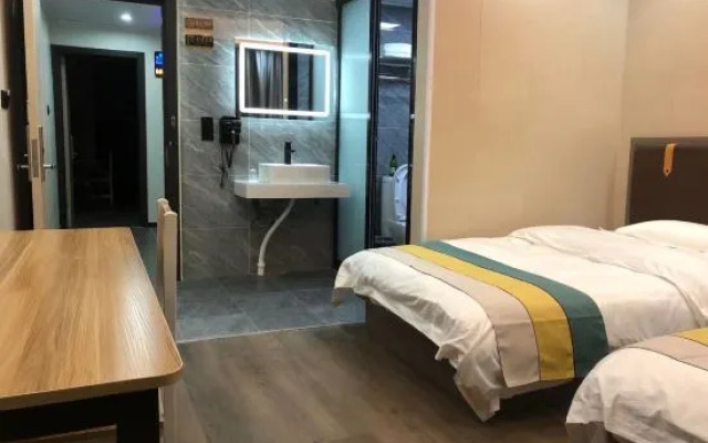 Huapeng Light Luxury Hotel